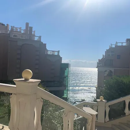 La Welcome Golden Sands