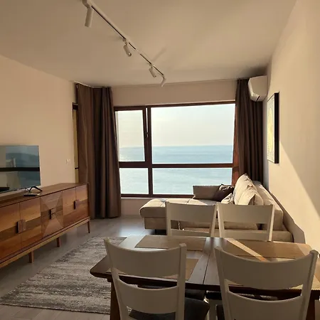 La Welcome Golden Sands