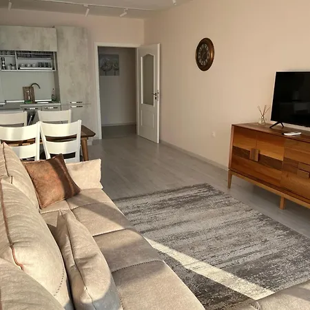 La Welcome Golden Sands